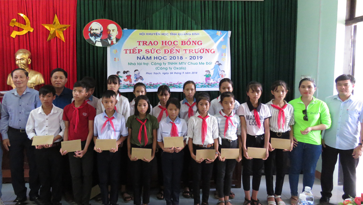Đại diện lãnh đạo Hội Khuyến học tỉnh và Công ty Oxalis trao học bổng cho học sinh xã Phúc Trạch.