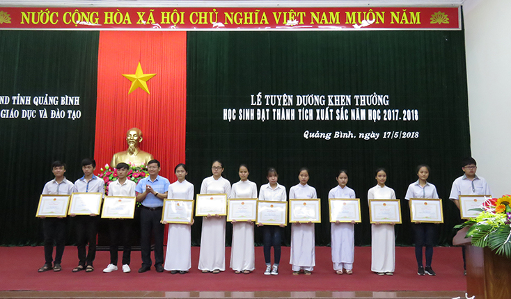 Đồng chí Trần Tiến Dũng, Tỉnh ủy viên, Phó Chủ tịch UBND tỉnh trao bằng khen cho các học sinh có thành tích xuất sắc trong năm học 2018-2019. 