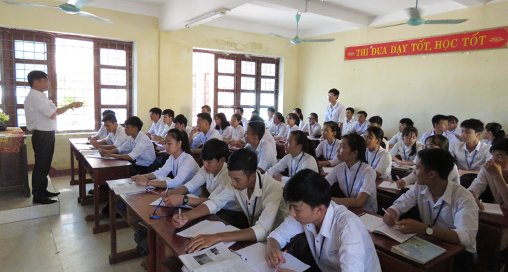 Buổi học đầu tiên ngay sau lễ khai giảng năm học mới của thầy và trò Trường THPT Lệ Thuỷ.