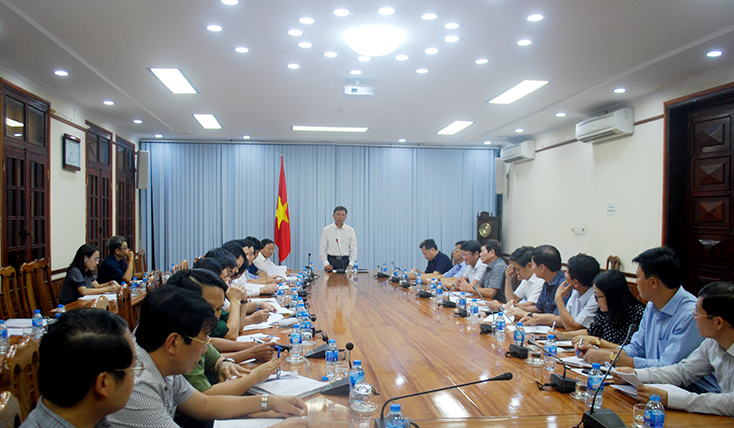 Đồng chí Nguyễn Hữu Hoài, Phó Bí thư Tỉnh ủy, Chủ tịch UBND tỉnh phát biểu tại hội nghị.