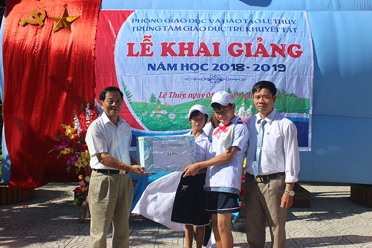 Tặng quà tại Trung trâm giáo dục trẻ khuyết tật Lệ Thủy.