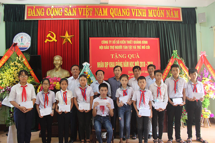 Trao  học bổng cho các em học sinh khuyết tật có hoàn cảnh khó khăn tại trường THCS Quách Xuân Kỳ