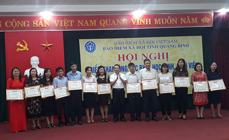 BHXH Quảng Bình tặng giấy khen cho các tập thể, cá nhân đạt thành tích trong thực hiện công tác BHYT HSSV năm 2017-2018. 