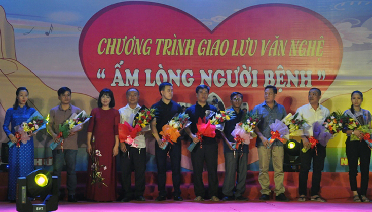 Ban tổ chức tặng hoa các nhà hảo tâm, đơn vị, doanh nghiệp ủng hộ Quỹ