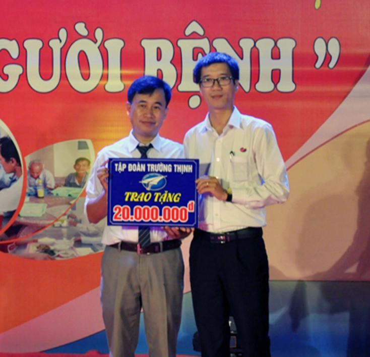 Đại diện một số đơn vị, doanh nghiệp ủng hộ Quỹ “Bữa ăn vì người bệnh nghèo” tại chương trình.