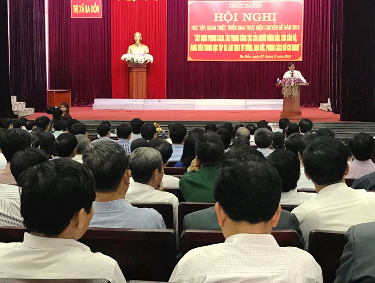 Thị uỷ Ba Đồn triển khai học tập, quán triệt chuyên đề năm 2018 về học tập và làm theo Bác cho cán bộ, đảng viên