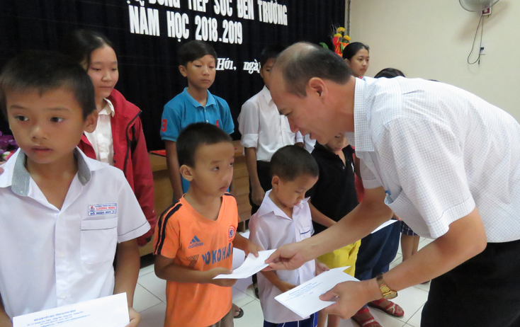 Đại diện lãnh đạo Uỷ ban MTTQVN tỉnh trao học bổng cho các em học sinh nghèo học giỏi.