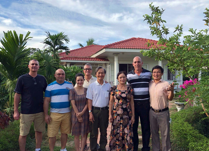 Các chuyên gia y tế Cu Ba trở thành thành viên trong gia đình ông Đặng Đức Dục (người đứng thứ tư từ phải qua).