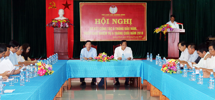 Các thành viên Hội Luật gia tỉnh thảo luận về nhiệm vụ, giải pháp của Hội trong thời gian tới.