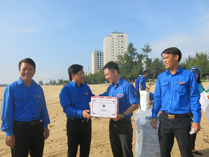 Lãnh đạo Trung ương đoàn và Tỉnh đoàn thăm, tặng quà và động viên ĐVTN trong chiến dịch