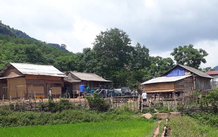 Nhiều hộ đồng bào dân tộc thiểu số ở bản Cà Ai, xã Dân Hóa (Minh Hóa) vẫn phải sống trong những căn nhà tạm bợ.