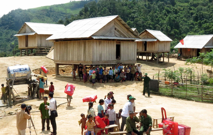 Nhiều căn nhà của đồng bào dân tộc thiểu số ở bản Tà Vowng...