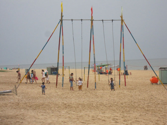 Cùng với du lịch khám phá hang động, du lịch biển là một trong những loại hình du lịch thu hút rất đông du khách đến tham quan, nghỉ dưỡng.