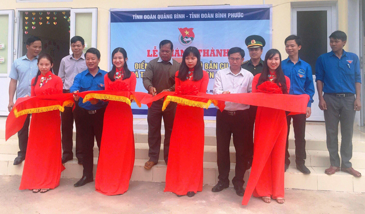   Cắt băng khánh thành công trình  