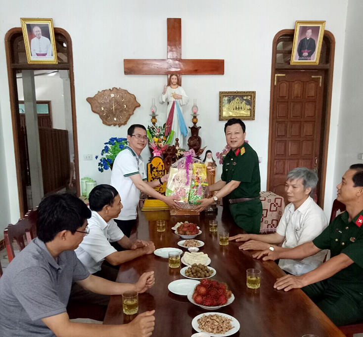 Đại tá Hoàng Xuân Vĩnh, Chính ủy Bộ chỉ huy Quân sự tỉnh thăm, tặng quà giáo xứ Kim Lũ (Kim Hóa, Tuyên Hóa).