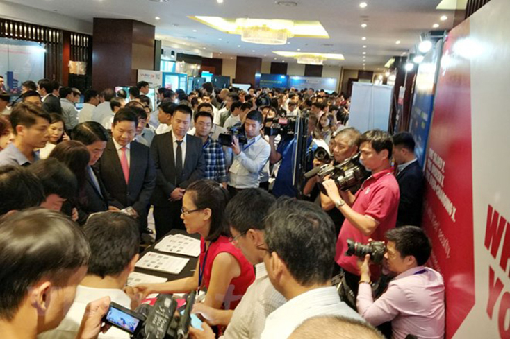  Lãnh đạo Hà Nội đi thăm các gian hàng được trung bày tại sự kiện. (Ảnh: T.H/Vietnam+)