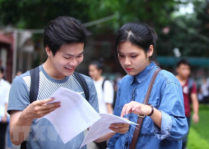 Thí sinh xem lại bài trong Kỳ thi Trung học phổ thông quốc gia. (Ảnh: TTXVN)