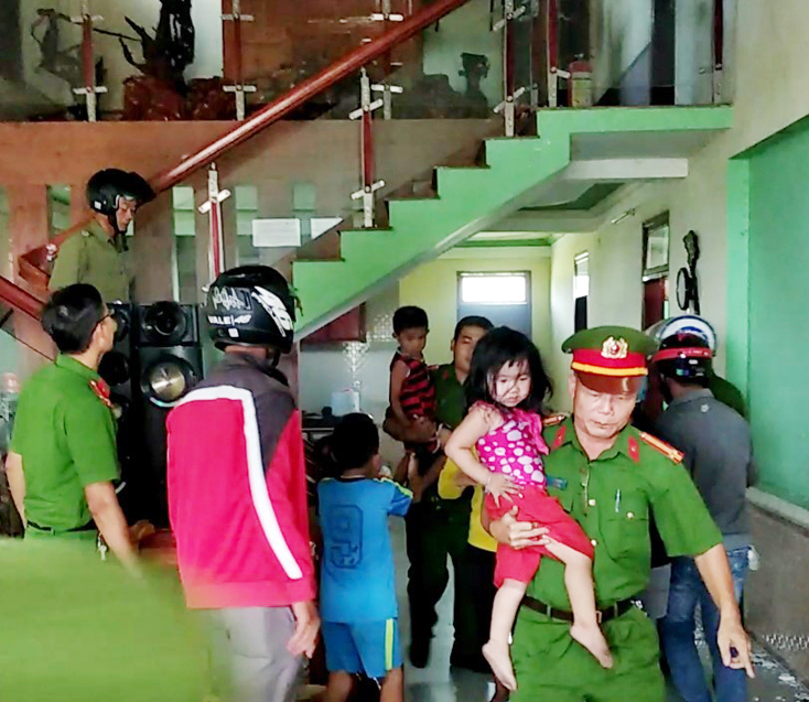 Công an huyện Lệ Thủy giải cứu các cháu bé ra ngoài an toàn.