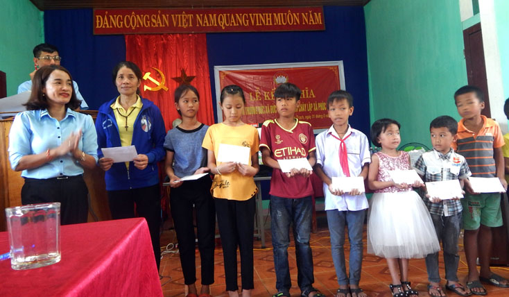 Đại diện các tổ chức đoàn thể xã Đức Trạch tặng quà cho bà con thôn Chày Lập (xã Phúc Trạch)