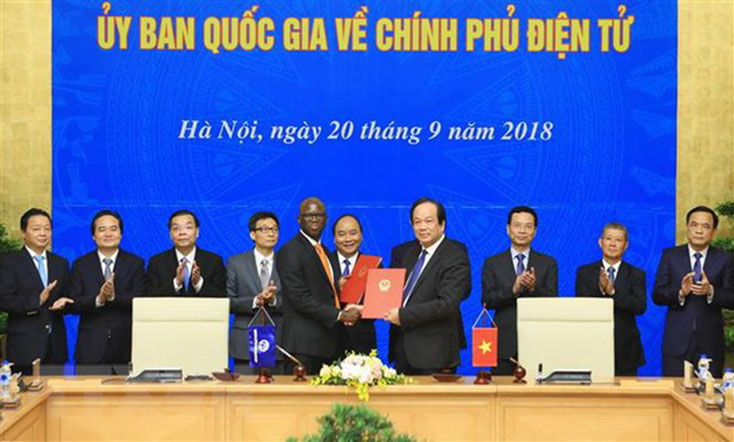 Thủ tướng Nguyễn Xuân Phúc, Chủ tịch Ủy ban quốc gia về Chính phủ điện tử và các thành viên Ủy ban quốc gia về Chính phủ điện tử. (Ảnh: Thống Nhất/TTXVN)
