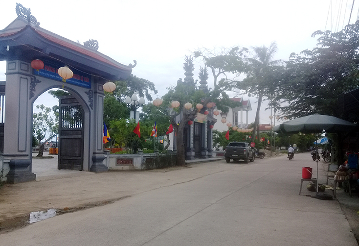 Dịch vụ phục vụ du lịch khu vực xung quanh chùa Hoằng Phúc vẫn còn manh mún, nhỏ lẻ, chưa đáp ứng nhu cầu du khách.