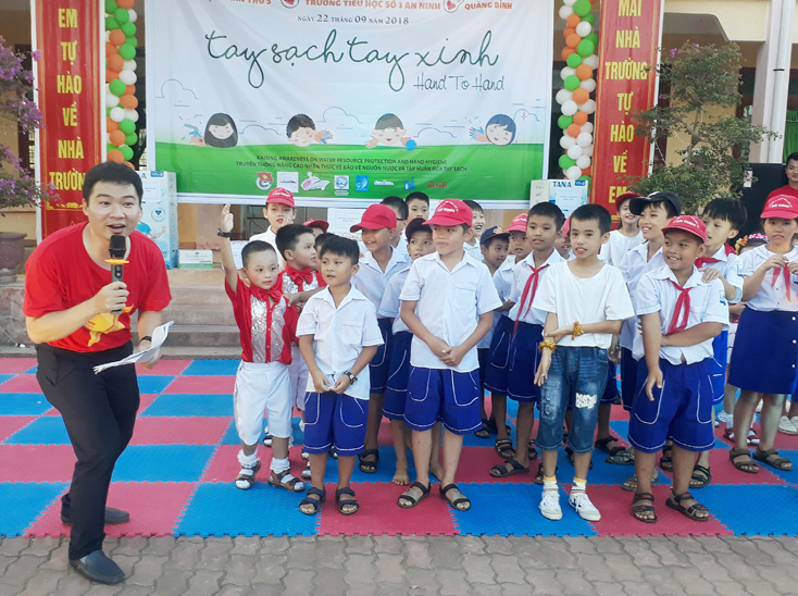 Tập huấn cách vệ sinh cá nhân cho học sinh tiểu học.