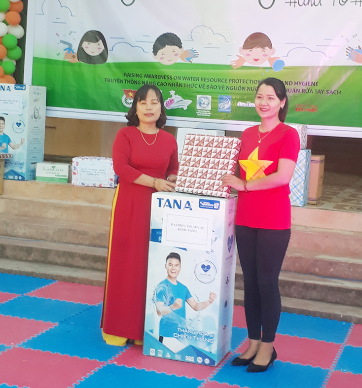 Trao máy lọc nước cho nhà trường.