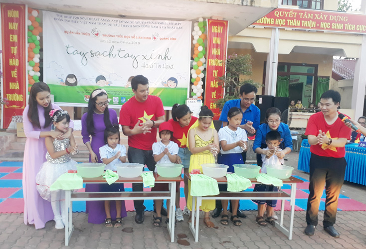 Thực hành hướng dẫn trực tiếp cách rửa tay với học sinh.