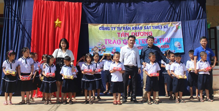  Đại diện lãnh đạo Công ty tư vấn khảo sát thiết kế Tân Dương  và Trường tiểu học Quảng Thạch trao quà cho các cháu