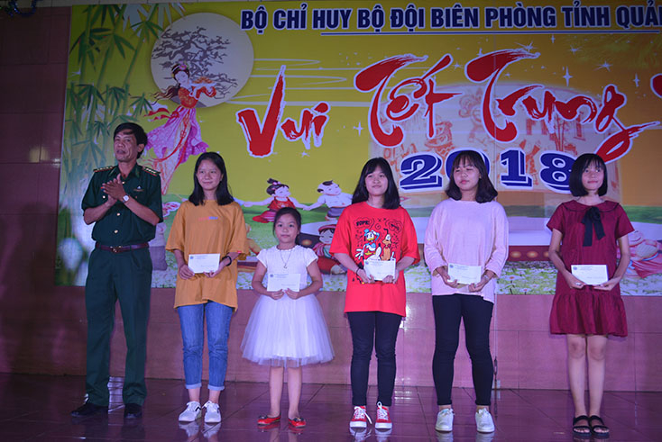 Lãnh đạo Bộ Chỉ huy BĐBP Quảng Bình tặng quà cho các cháu thiếu nhi nhân dịp Tết Trung thu