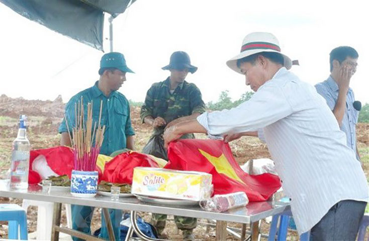 Đội Quy tập hài cốt liệt sỹ 584 đang quy tập, cất bốc các hài cốt liệt sỹ. (Ảnh: Thanh Thủy/TTXVN)
