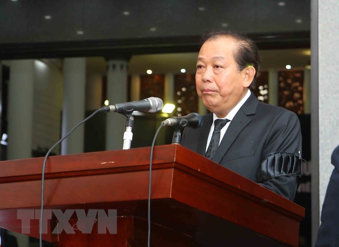 Đồng chí Trương Hoà Bình, Ủy viên Bộ Chính trị, Phó Thủ tướng thường trực Chính phủ đọc Tiểu sử Chủ tịch Chủ tịch nước Trần Đại Quang và danh sách Ban Lễ tang. (Ảnh:TTXVN)