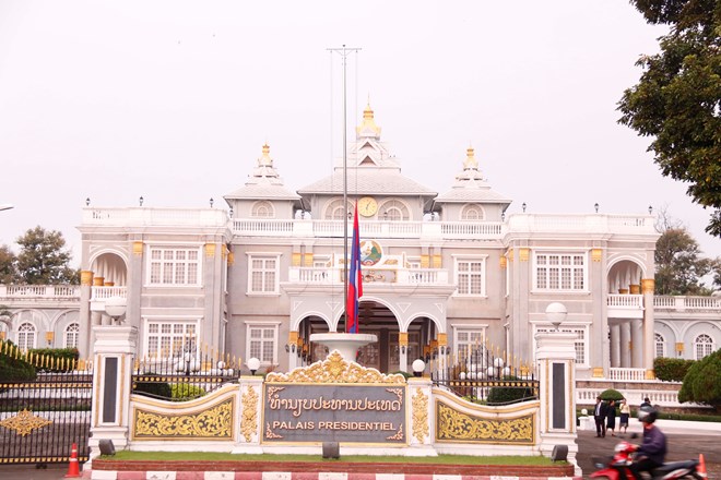 Quang cảnh lễ hạ cờ tại Phủ Chủ tịch Lào. (Ảnh: Phạm Kiên/TTXVN)