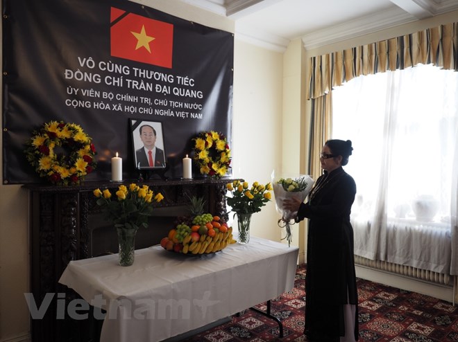 Đại diện Việt kiều tại Anh dâng hoa trước bàn thờ Chủ tịch nước Trần Đại Quang. (Ảnh: Tuấn Anh/Vietnam+)