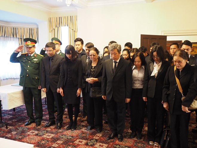 Cán bộ Đại sứ quán và các cơ quan đại diện Việt Nam tại Anh viếng Chủ tịch nước Trần Đại Quang. (Ảnh: Tuấn Anh/Vietnam+)
