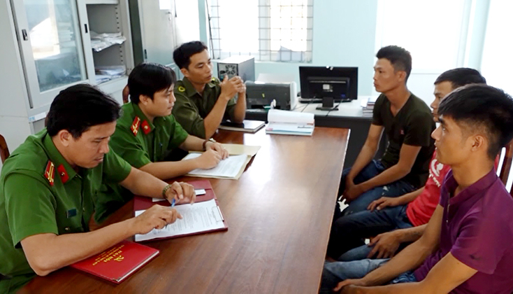 Lực lượng Công an gặp gỡ, động viên các trường hợp được tha tù trước thời hạn có điều kiện.