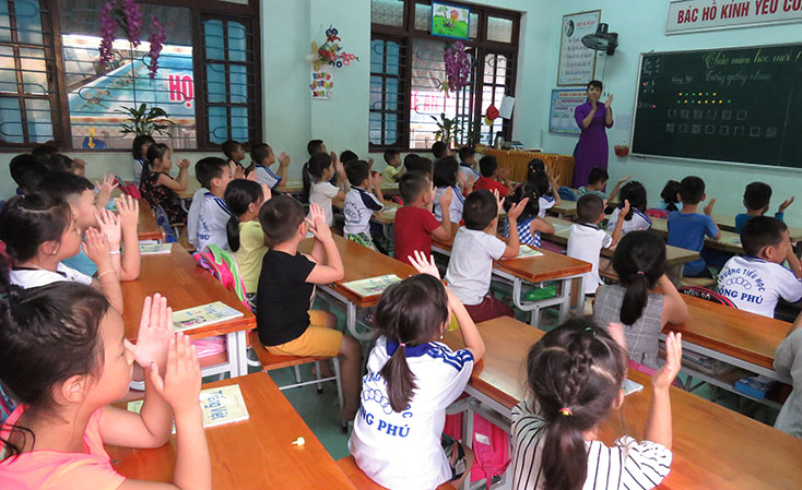 Học sinh Trường TH Đồng Phú hào hứng với chương trình TV1-CNGD. 