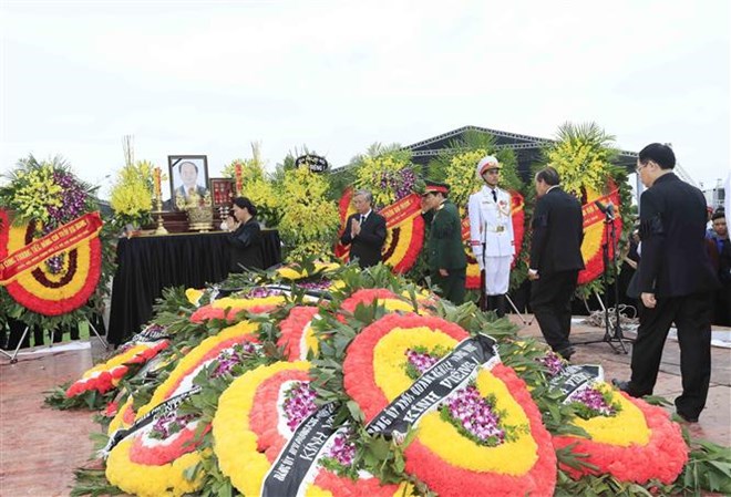Chủ tịch Quốc hội Nguyễn Thị Kim Ngân dẫn đầu đoàn lãnh đạo, nguyên lãnh đạo Đảng, Nhà nước, Mặt trận Tổ quốc Việt Nam cùng gia quyến đi quanh huyệt mộ, tiễn biệt Chủ tịch nước Trần Đại Quang lần cuối. (Ảnh: Nhan Sáng/TTXVN)