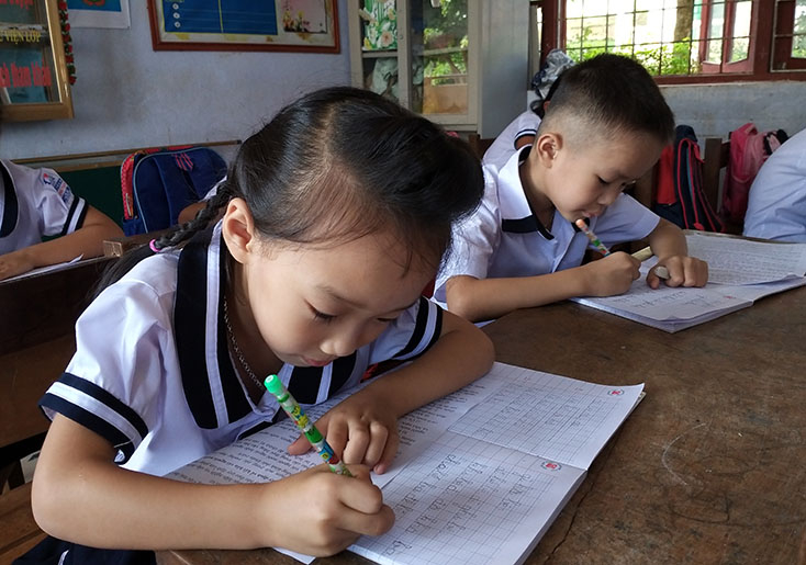Bước sang tuần thứ 4 sau khai giảng, các em HS lớp 1 đã nghe, đọc và viết được các chữ có âm “kh”. 