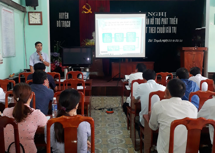 Cán bộ Phòng NN-PTNT huyện đang hướng dẫn hỗ trợ phát triển sản xuất liên kết theo chuỗi giá trị cho các doanh nghiệp, hợp tác xã, tổ hợp tác và người dân trên địa bàn. 
