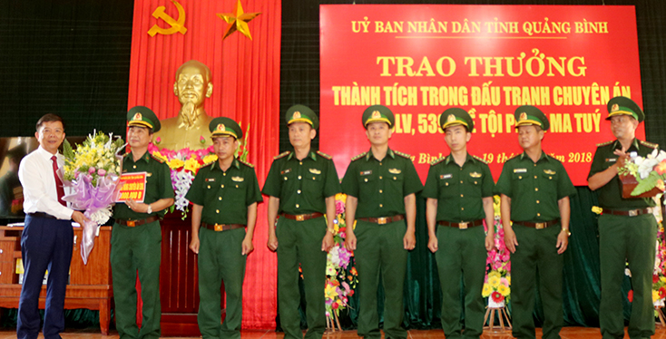 Đồng chí Chủ tịch UBND tỉnh Nguyễn Hữu Hoài biểu dương cán bộ, chiến sĩ BĐBP tỉnh đấu tranh hiệu quả với các loại tội phạm về ma tuý.