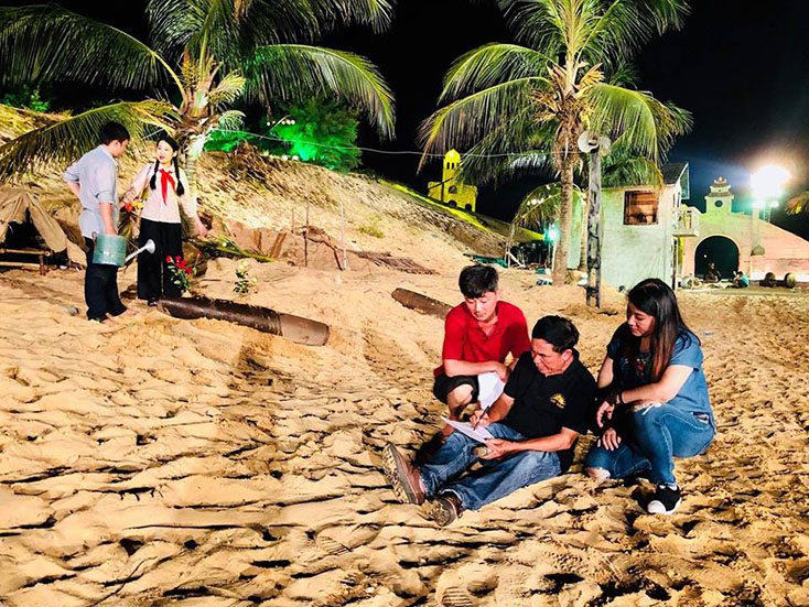 Nguyễn Quang Vinh (áo đen) trong vai trò biên kịch, Tổng đạo diễn tại buổi tổng duyệt chương trình nghệ thuật đặc biệt “Mẹ Suốt”. 