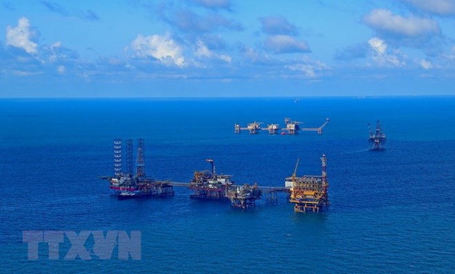 Các giàn khoan của Liên doanh Vietsovpetro tại mỏ Bạch Hổ. (Ảnh: Huy Hùng/TTXVN)