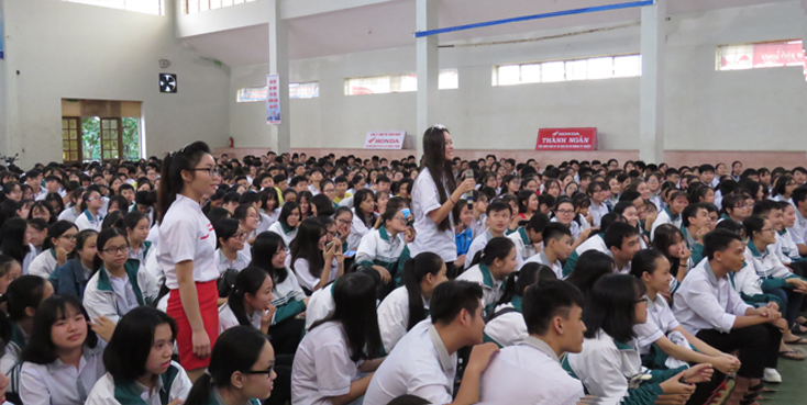 Các em học sinh hào hứng tham gia các hoạt động tuyên truyền, giáo dục về ATGT.