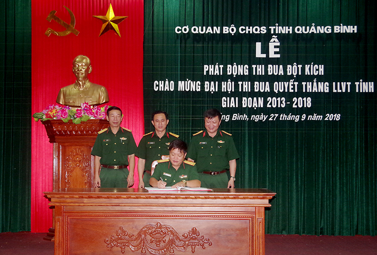 Đại diện các đơn vị ký kết giao ước thi đua.