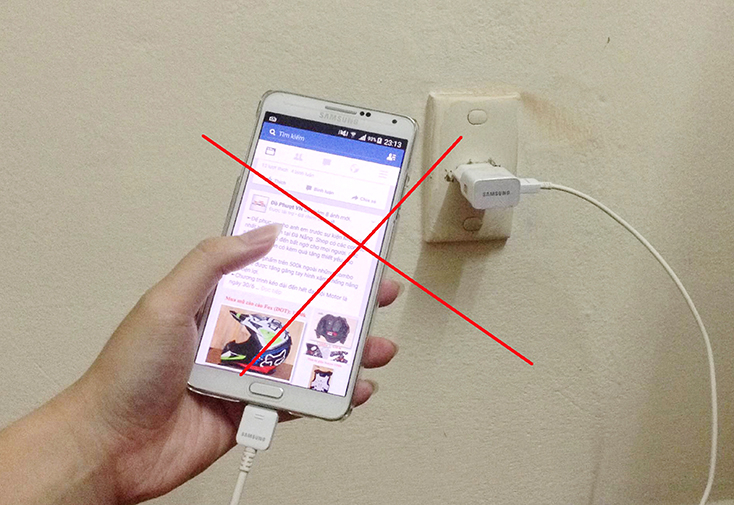 Vừa sạc, vừa sử dụng điện thoại là một trong những nguyên nhân gây cháy, nổ.   
