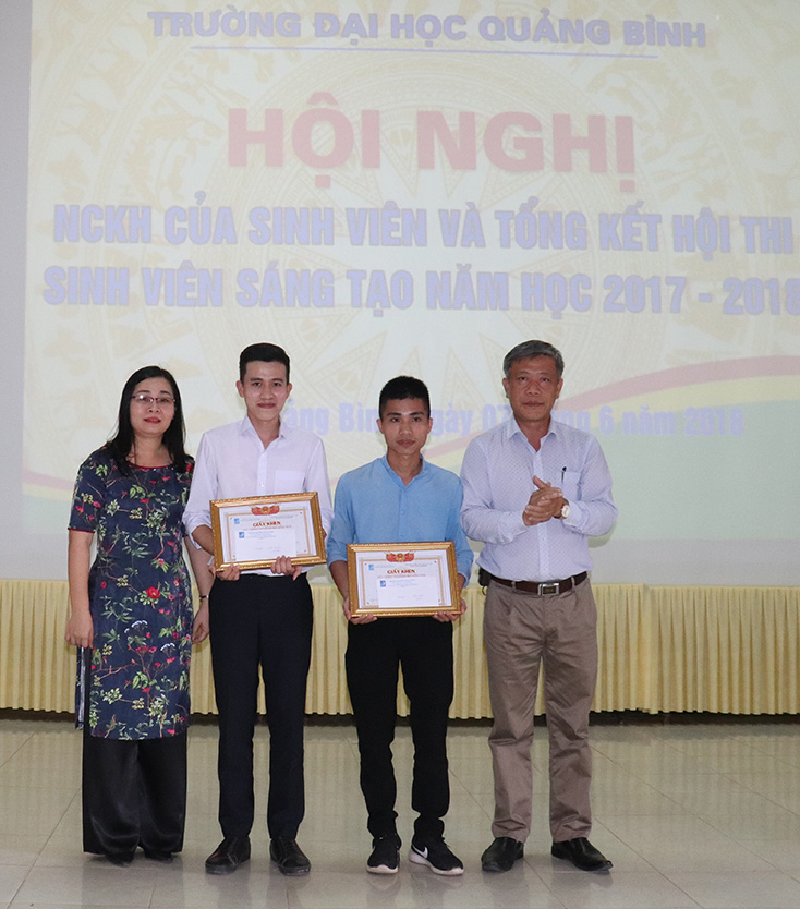 Khen thưởng cho các sinh viên có thành tích xuất sắc trong hoạt động nghiên cứu khoa học cấp trường năm học 2017-2018. 