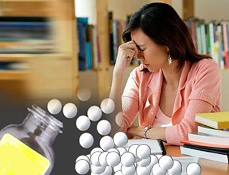 Khi dùng thuốc giảm đau, cần chú ý đến tác dụng phụ của thuốc.