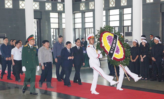 Đoàn Bộ Y tế, do Thứ trưởng Nguyễn Viết Tiến dẫn đầu, viếng nguyên Tổng Bí thư Đỗ Mười. (Ảnh: TTXVN)