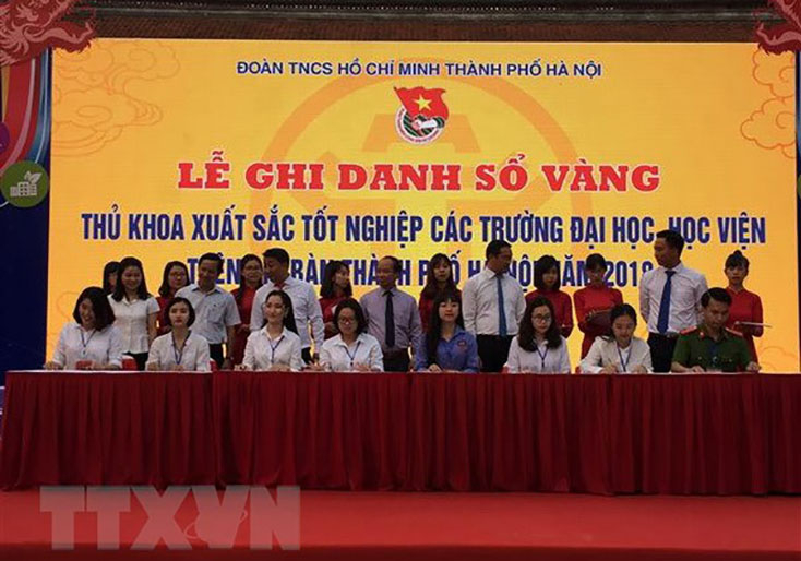 Các thủ khoa xuất sắc ghi danh Sổ vàng. (Ảnh: Kim Anh/TTXVN)